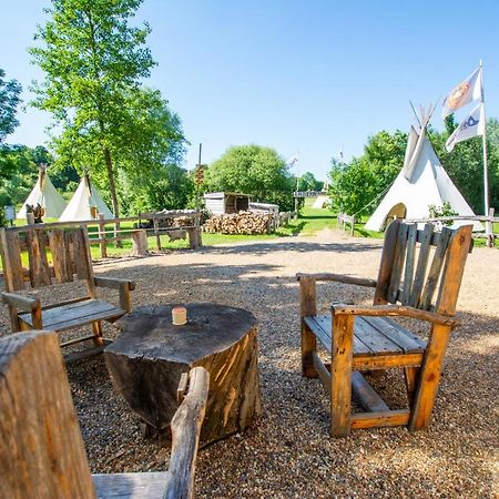 Les Tipis Du Bonheur De Vivre Hotel Brûlon Exterior foto