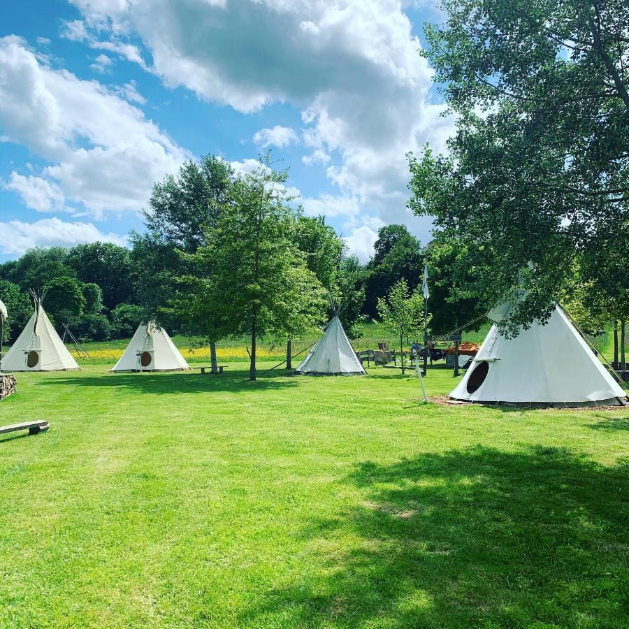 Les Tipis Du Bonheur De Vivre Hotel Brûlon Exterior foto
