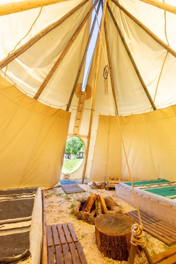 Les Tipis Du Bonheur De Vivre Hotel Brûlon Exterior foto
