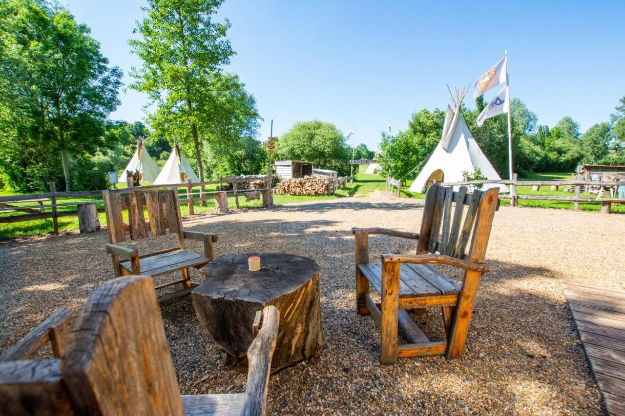 Les Tipis Du Bonheur De Vivre Hotel Brûlon Exterior foto