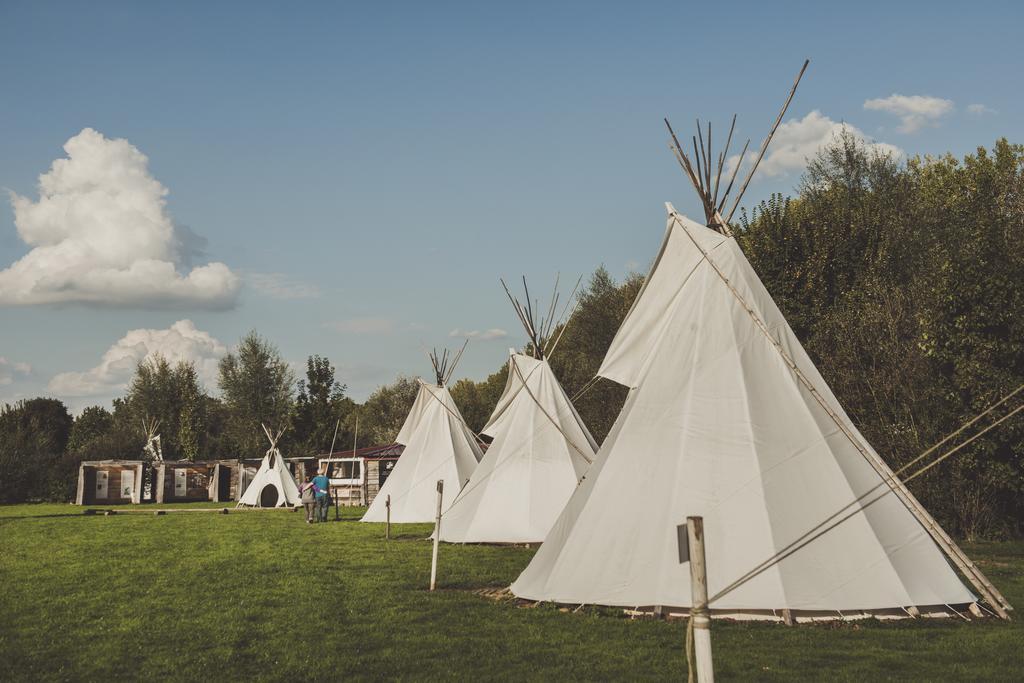 Les Tipis Du Bonheur De Vivre Hotel Brûlon Exterior foto