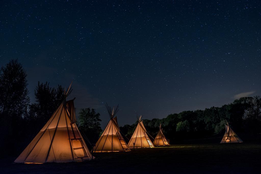 Les Tipis Du Bonheur De Vivre Hotel Brûlon Exterior foto
