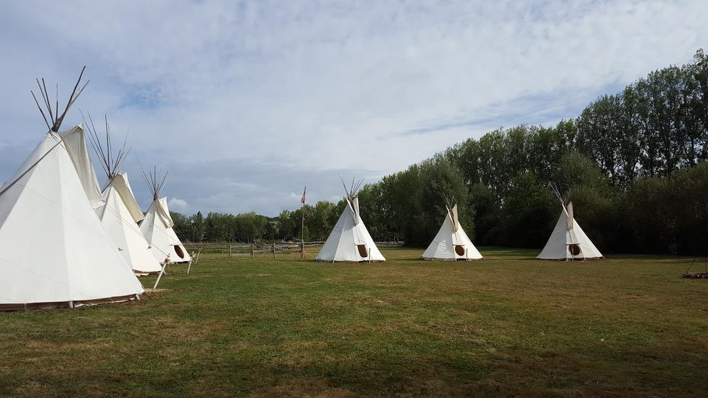 Les Tipis Du Bonheur De Vivre Hotel Brûlon Exterior foto