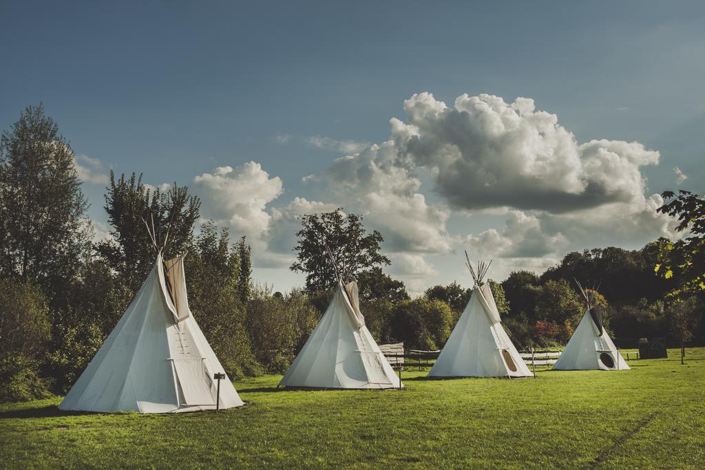 Les Tipis Du Bonheur De Vivre Hotel Brûlon Exterior foto