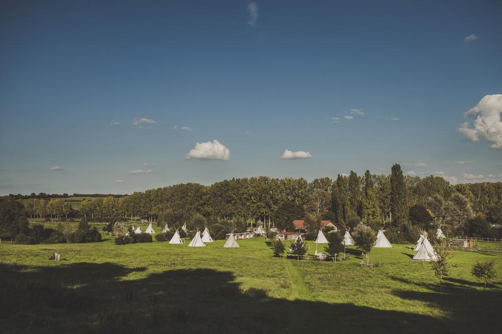 Les Tipis Du Bonheur De Vivre Hotel Brûlon Exterior foto