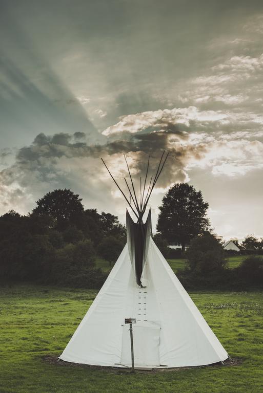 Les Tipis Du Bonheur De Vivre Hotel Brûlon Exterior foto