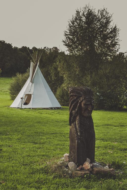Les Tipis Du Bonheur De Vivre Hotel Brûlon Exterior foto