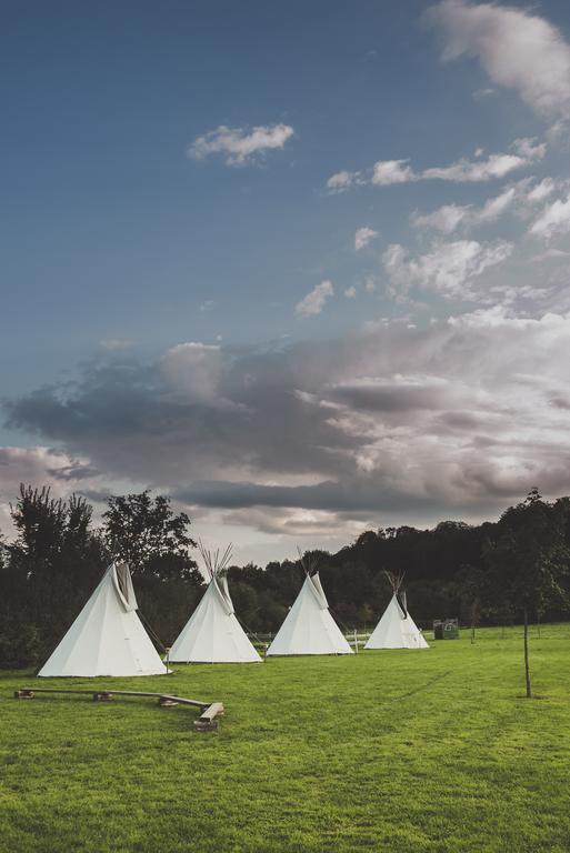 Les Tipis Du Bonheur De Vivre Hotel Brûlon Exterior foto