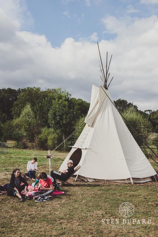Les Tipis Du Bonheur De Vivre Hotel Brûlon Exterior foto
