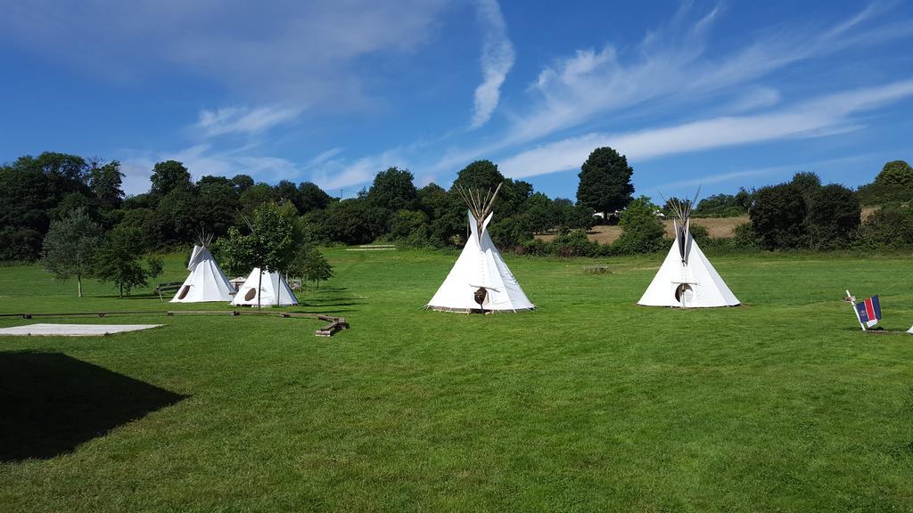 Les Tipis Du Bonheur De Vivre Hotel Brûlon Exterior foto
