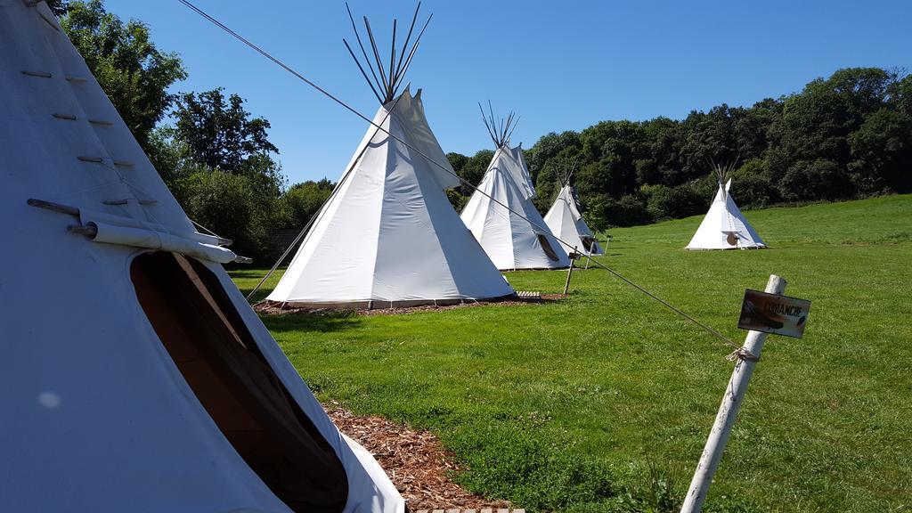 Les Tipis Du Bonheur De Vivre Hotel Brûlon Exterior foto