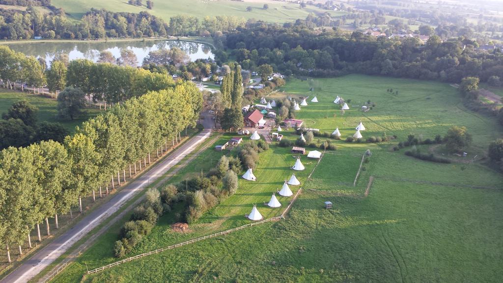Les Tipis Du Bonheur De Vivre Hotel Brûlon Exterior foto