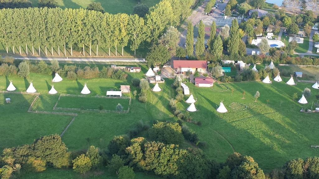 Les Tipis Du Bonheur De Vivre Hotel Brûlon Exterior foto