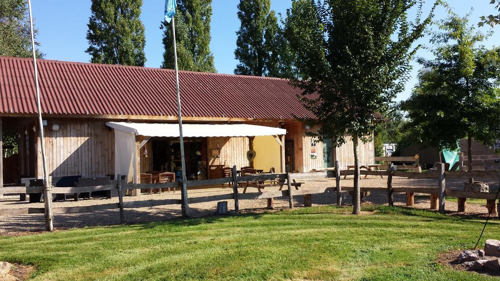 Les Tipis Du Bonheur De Vivre Hotel Brûlon Exterior foto