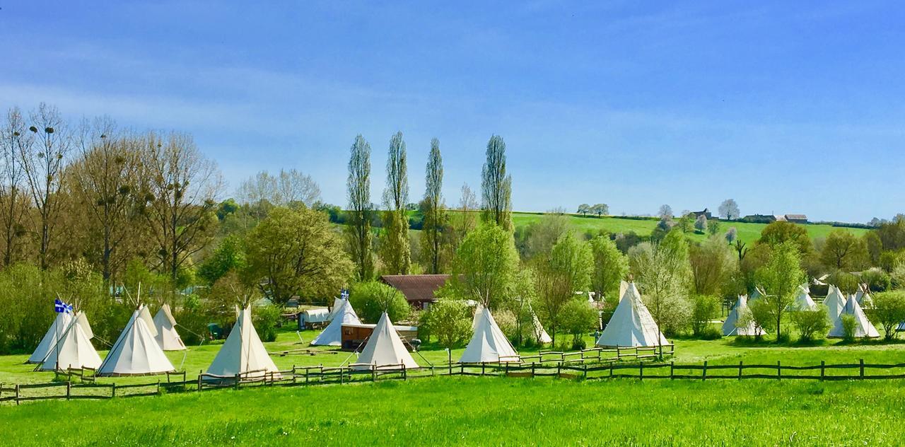 Les Tipis Du Bonheur De Vivre Hotel Brûlon Exterior foto