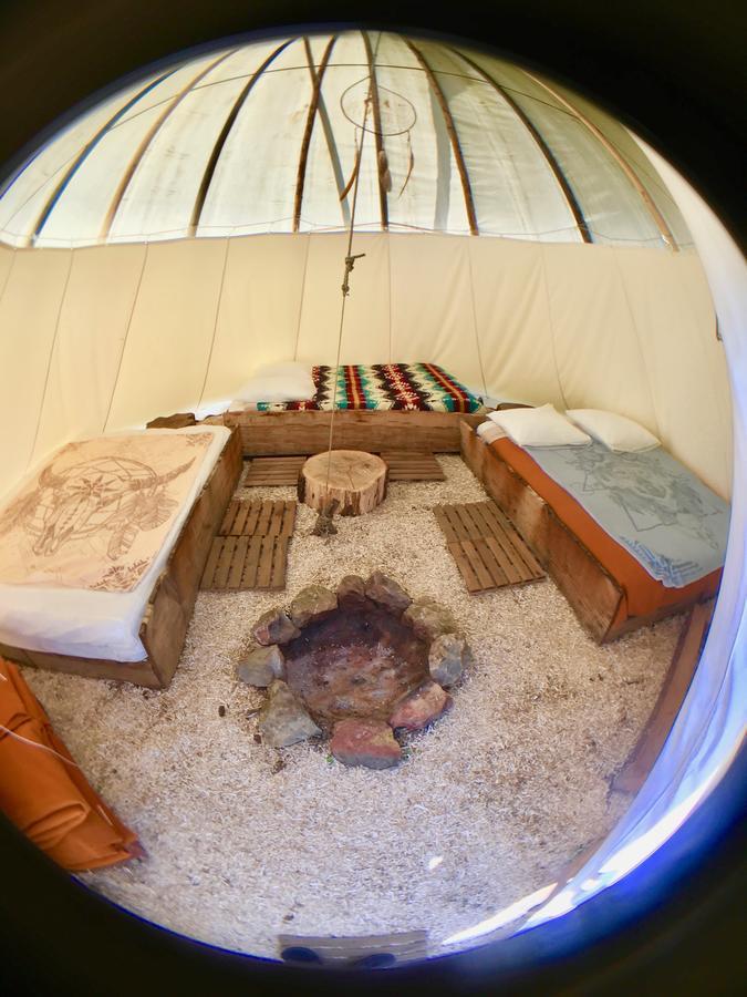 Les Tipis Du Bonheur De Vivre Hotel Brûlon Exterior foto